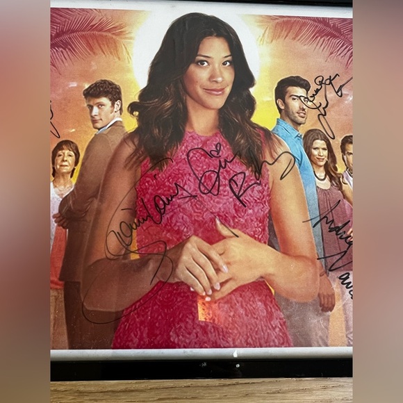 Framed “Jane the Virgin” Cast Photo Signed Gina Rodriguez & Cast TV Memorabilia - Picture 4 of 7